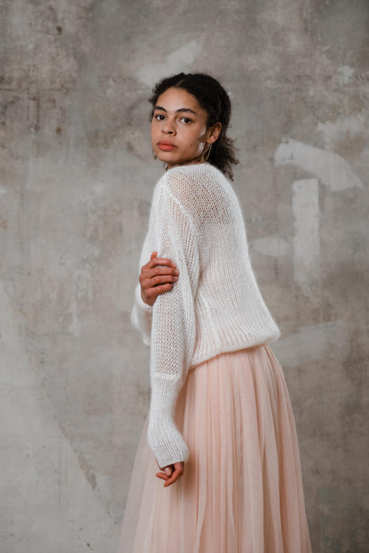 Kuscheliger Brautpullover aus Feinstrick in Cremeweiß
