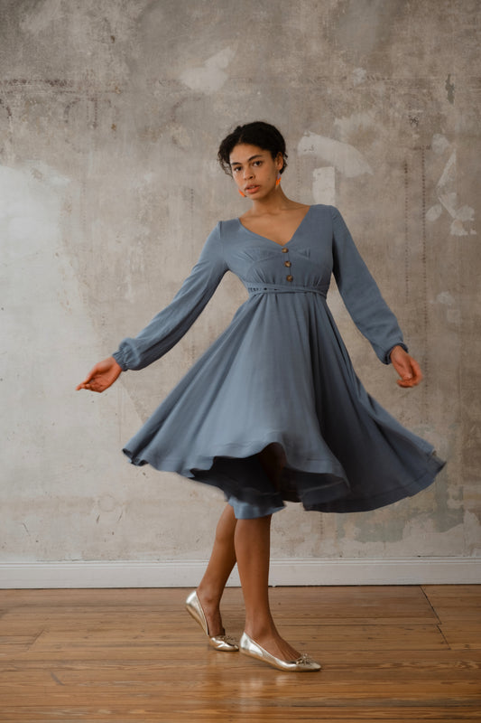 Leinen-Viskose Kleid, Tellerrock, V-Ausschnitt, Knöpfe, blau Ave evA aus Hamburg