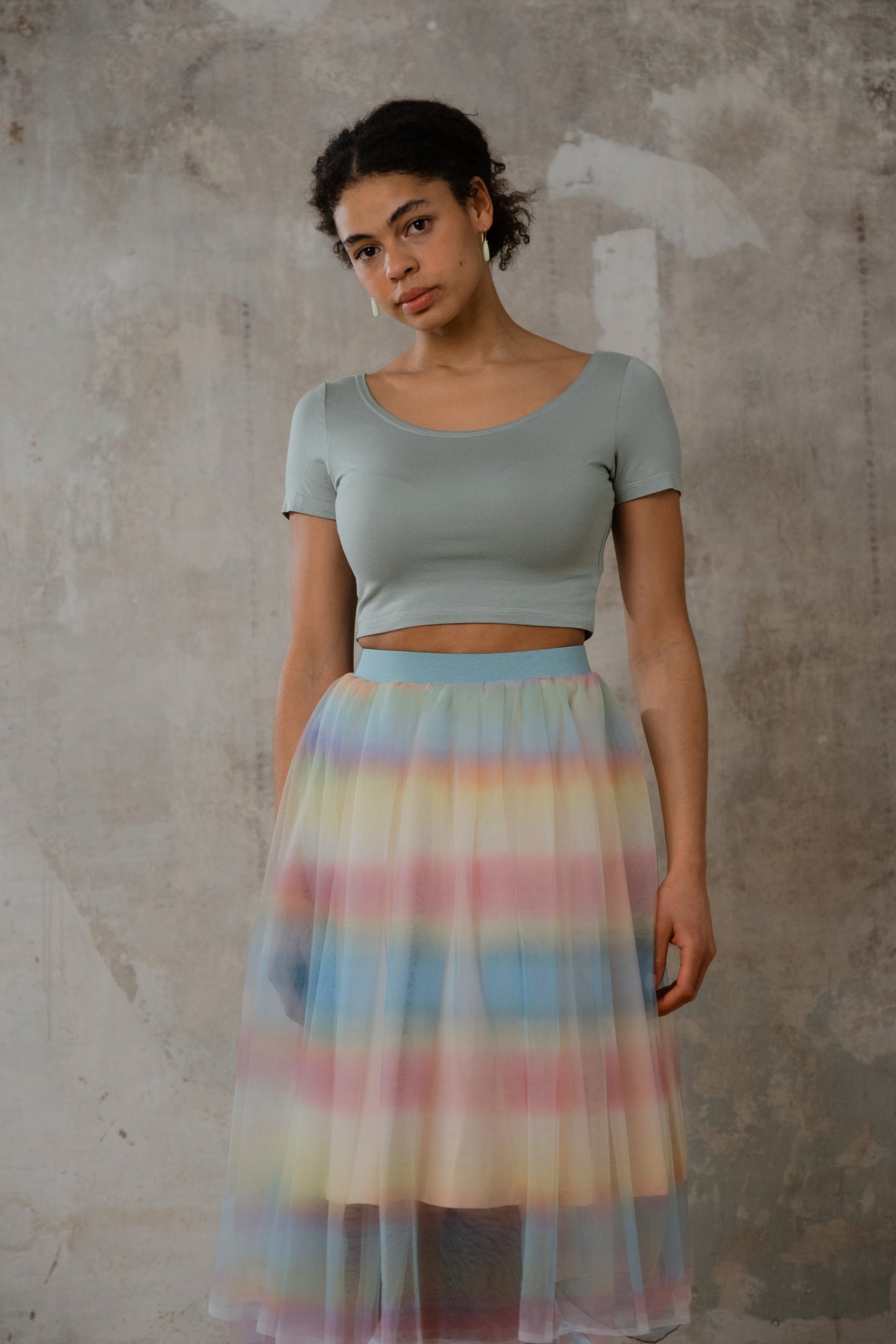 Crop Shirt und Regenbogenrock