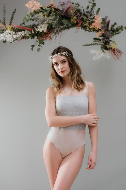 Brautbody blaugrau mit Punktetüll