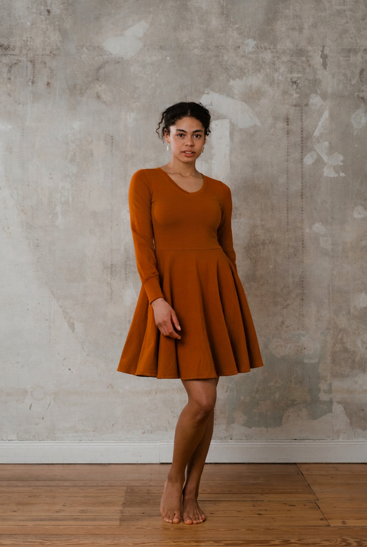 Sweatkleid Cinnamon in Rostrot von vorne mit figurnahem Oberteil, betonter Taille und ausgestelltem Rock
