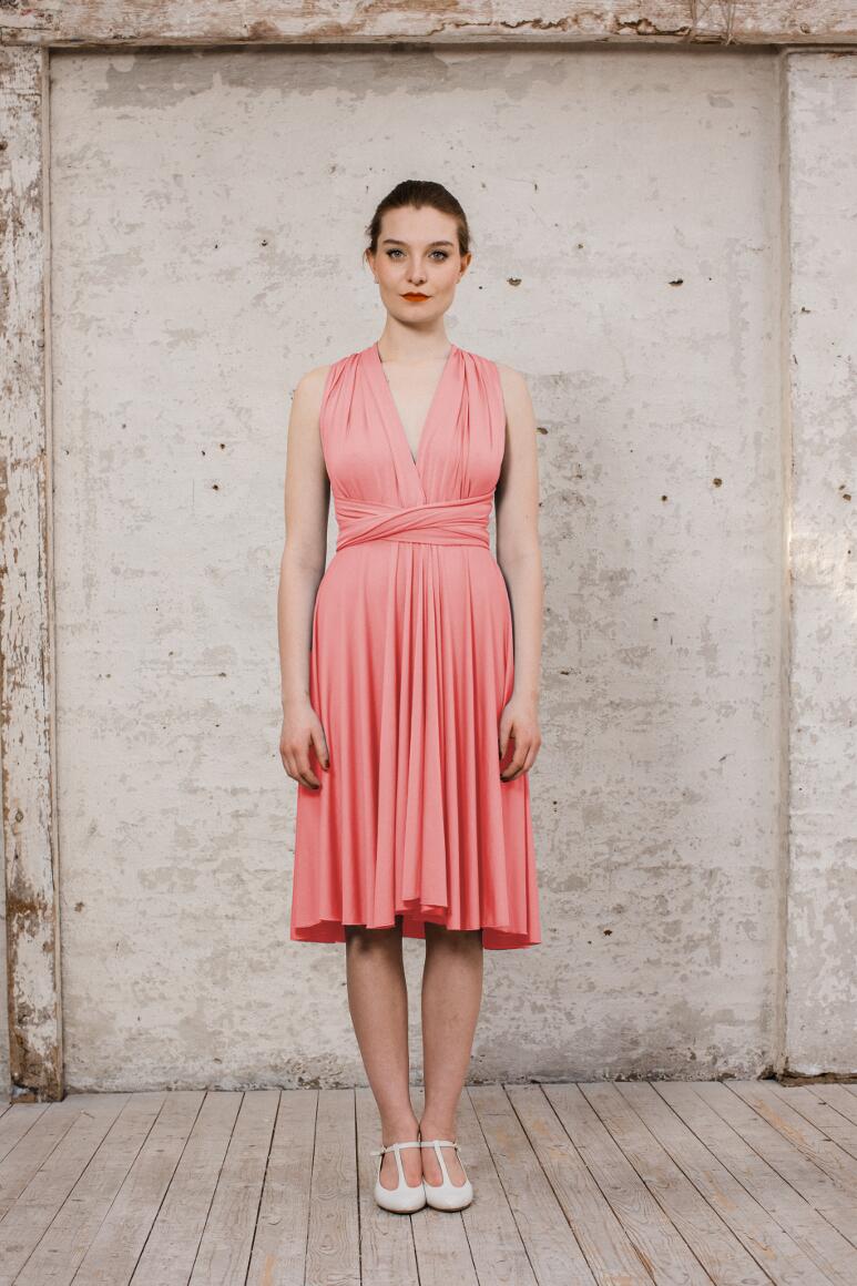 Infinity Dress kurzes Multitie-Kleid in Koralle