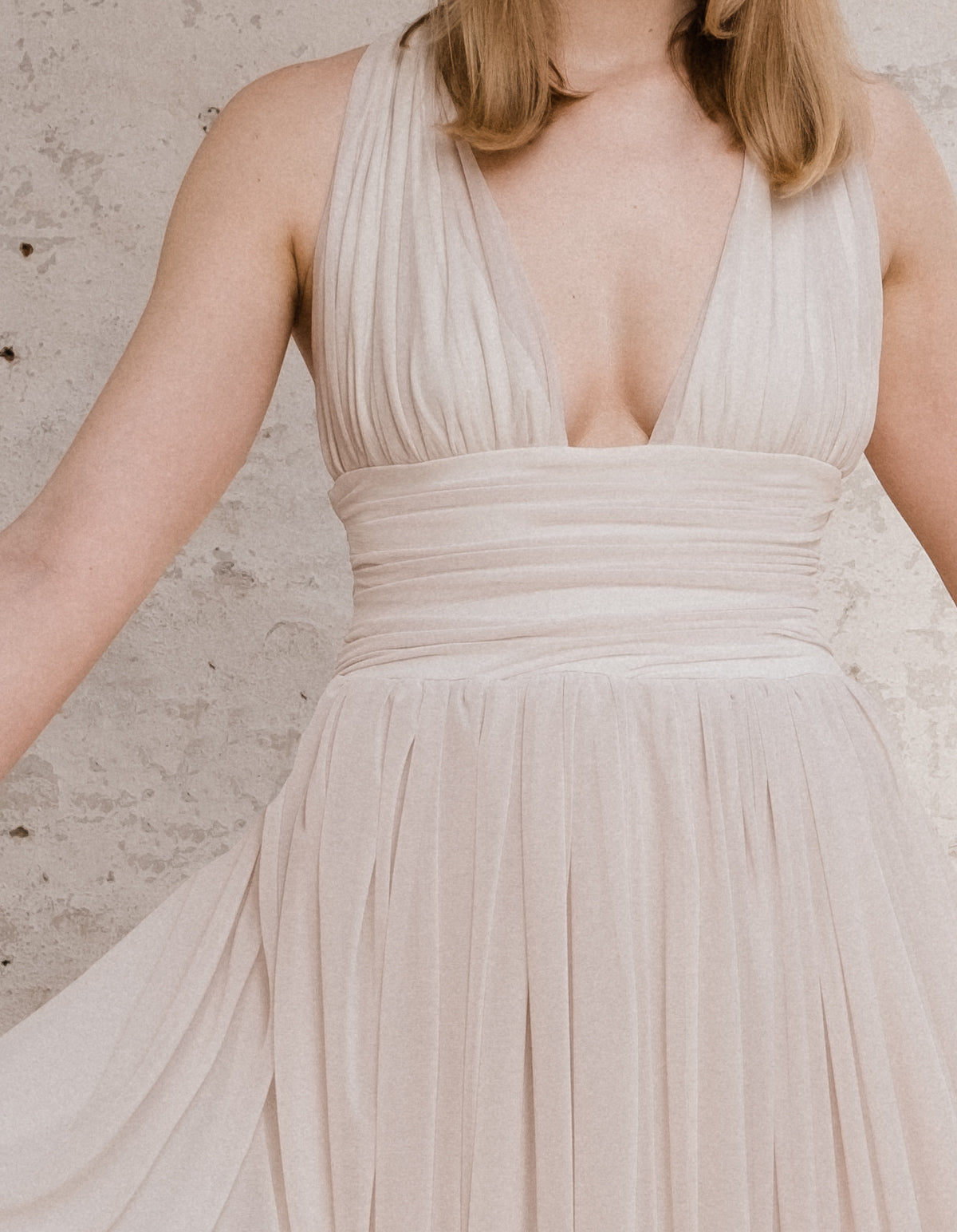 Bodenlanges Boho Brautkleid mit tiefem Ausschnitt und viel federleichtem Chiffon