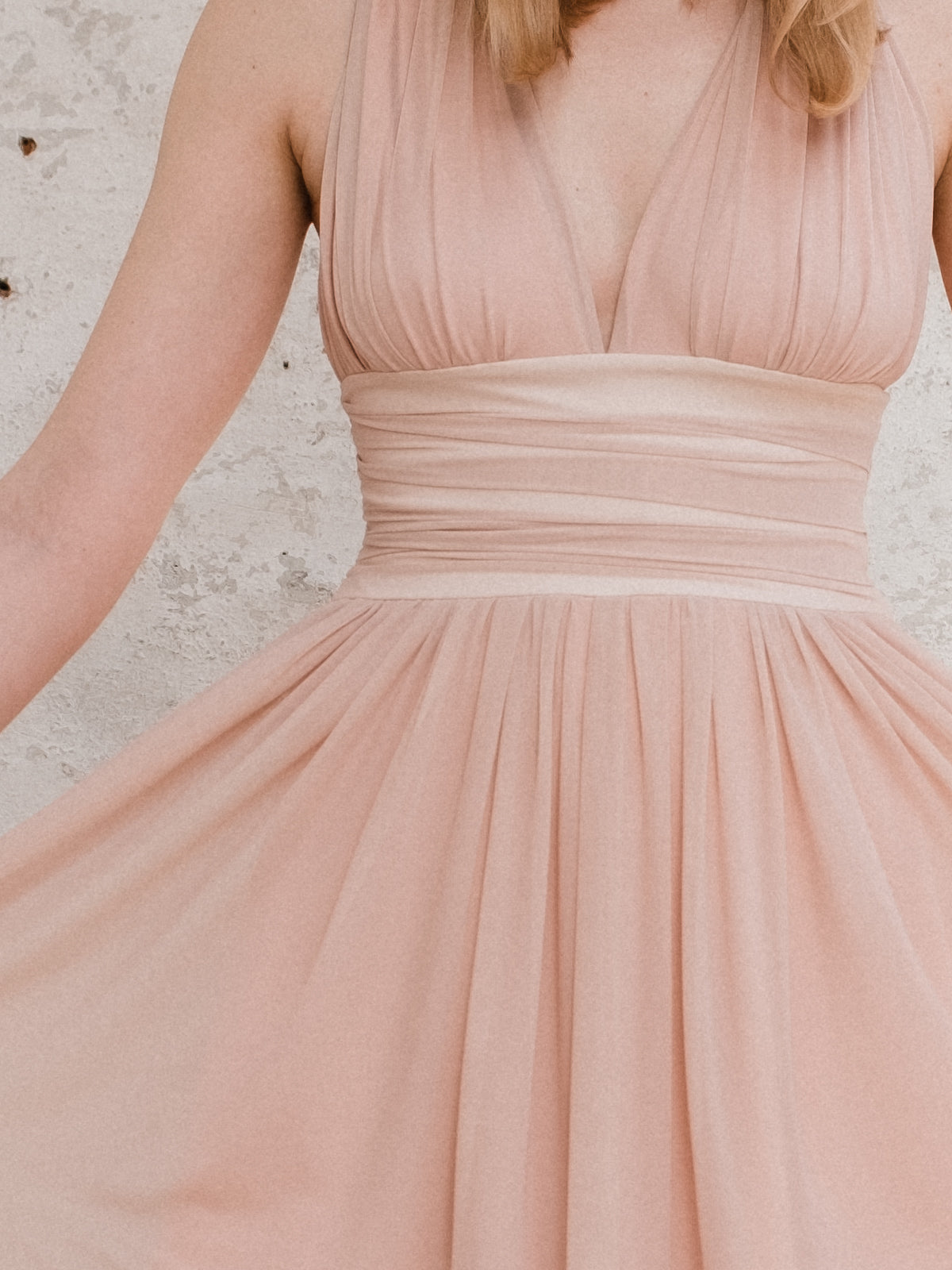 Bodenlanges Blush Brautleid mit feinmaschigem rosé Tüll