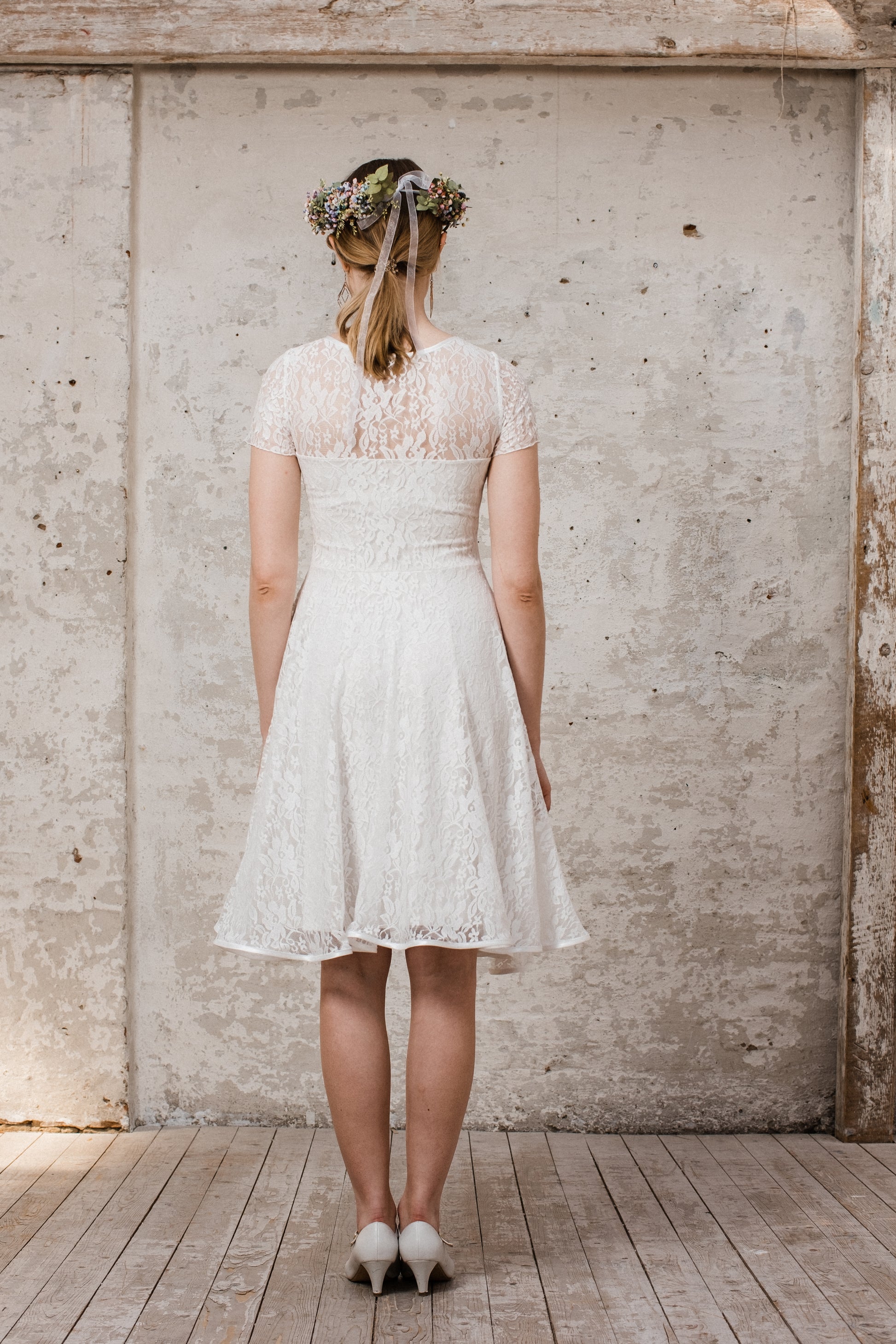 Kurzes Brautkleid aus Spitze mit Tellerrock