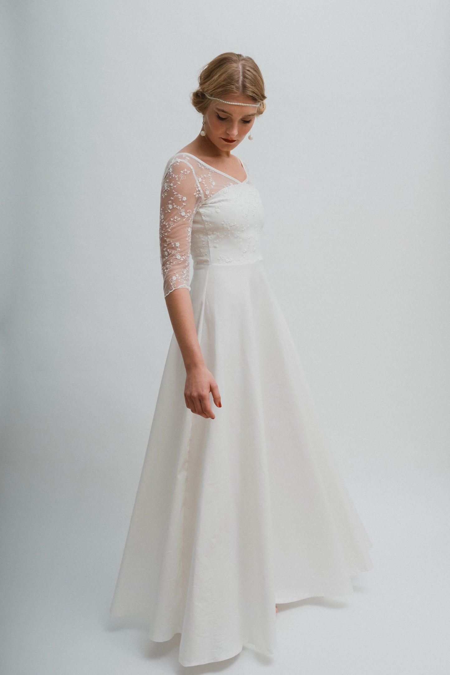 Brautkleid mit Spitznärmeln