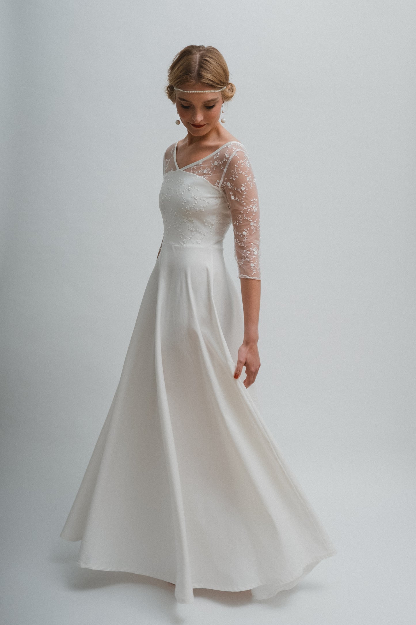 Brautkleid mit Spitznärmeln