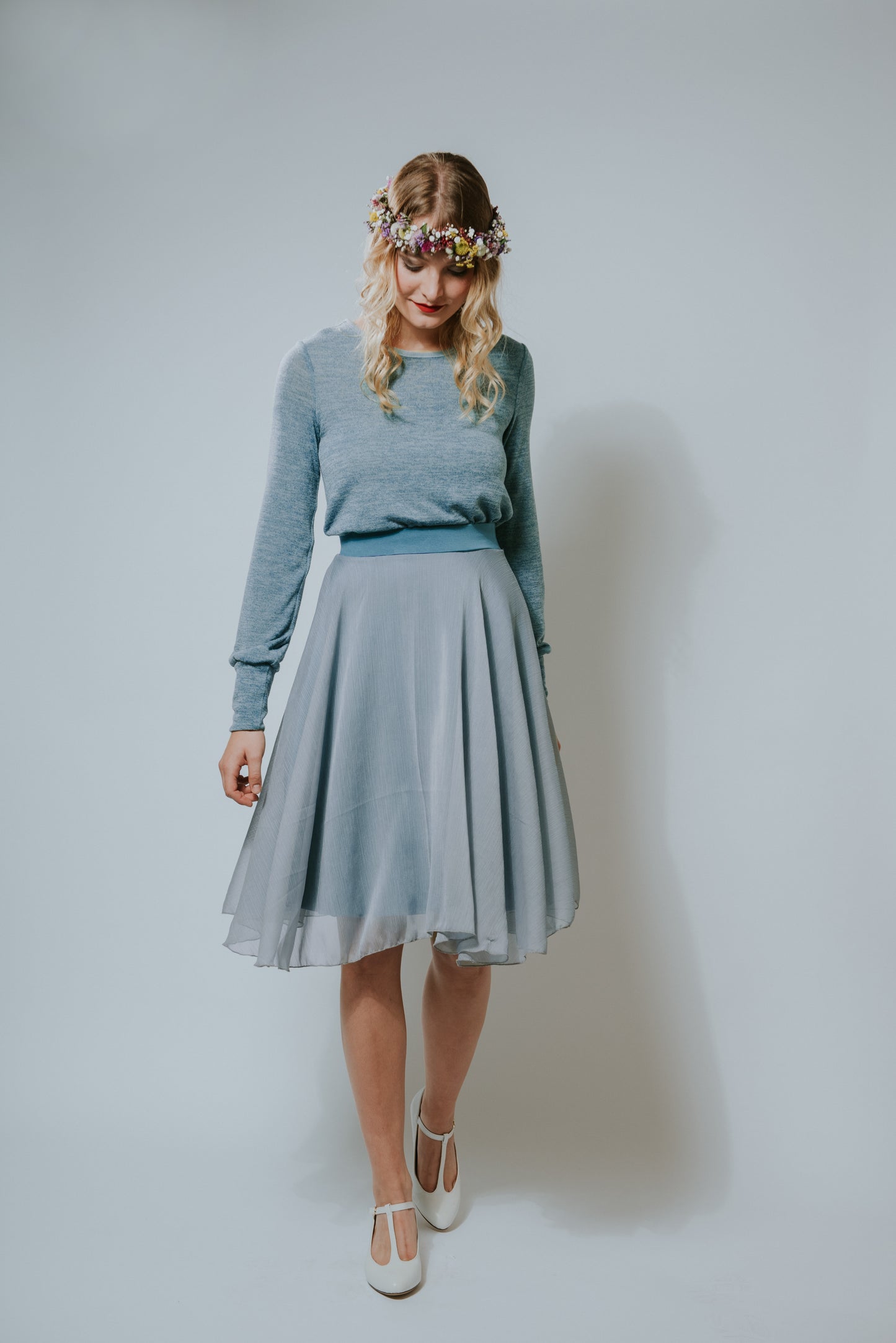 Chiffon Kleid in pudrigem Taubenblau mit einem lässig, legerem Feinstrickoberteil