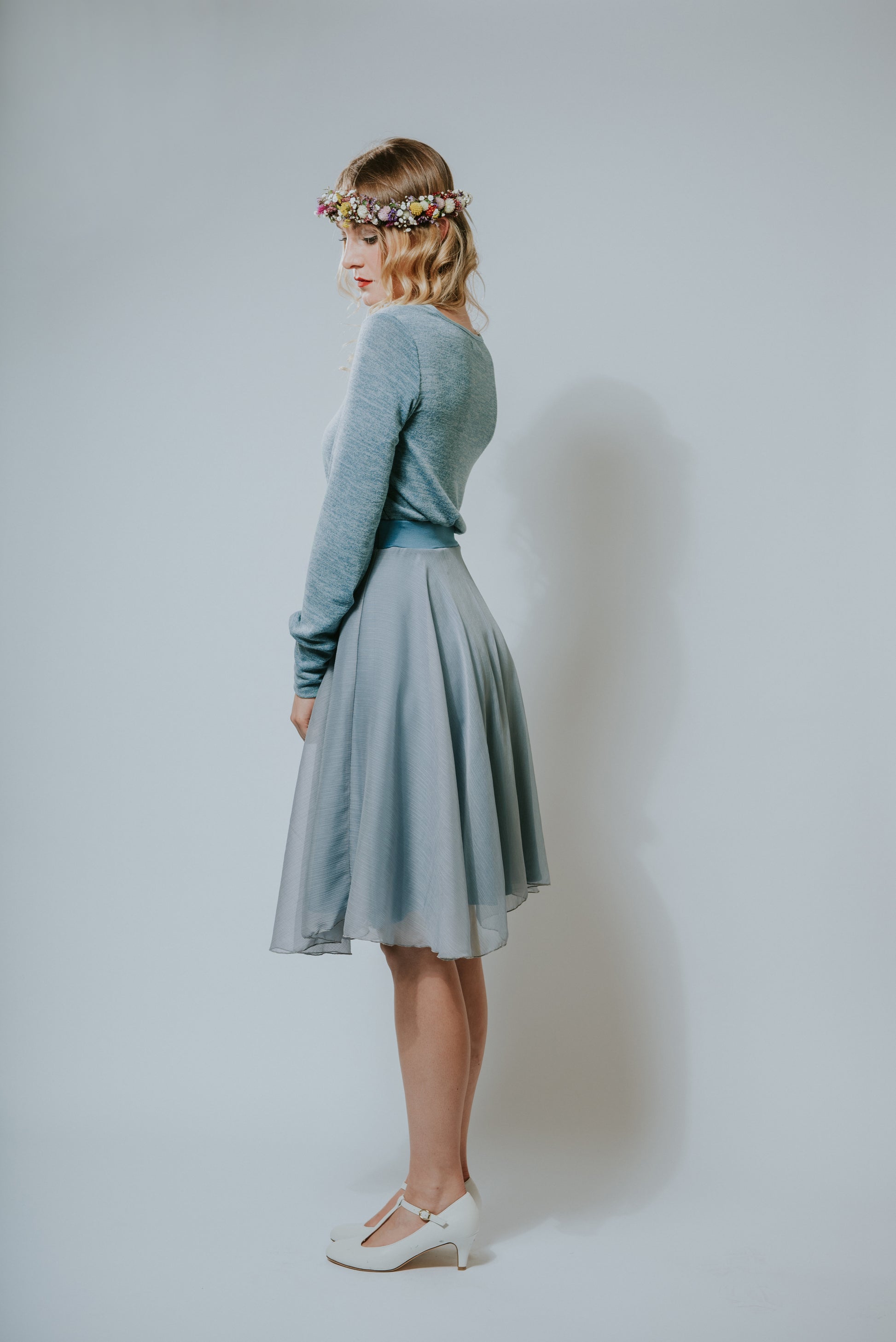 Chiffon Kleid in pudrigem Taubenblau mit einem lässig, legerem Feinstrickoberteil