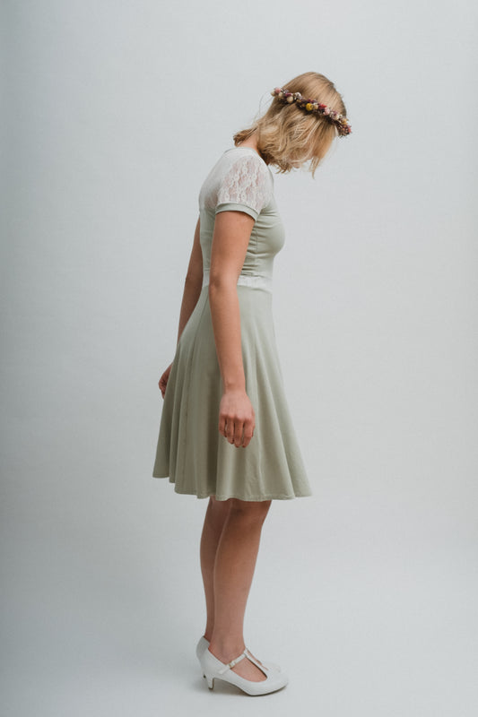 Jerseykleid in Lindgrün mit Spitzendetails