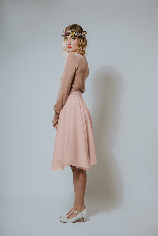 Chiffon Kleid in Rosé mit einem lässig, legerem Feinstrickoberteil