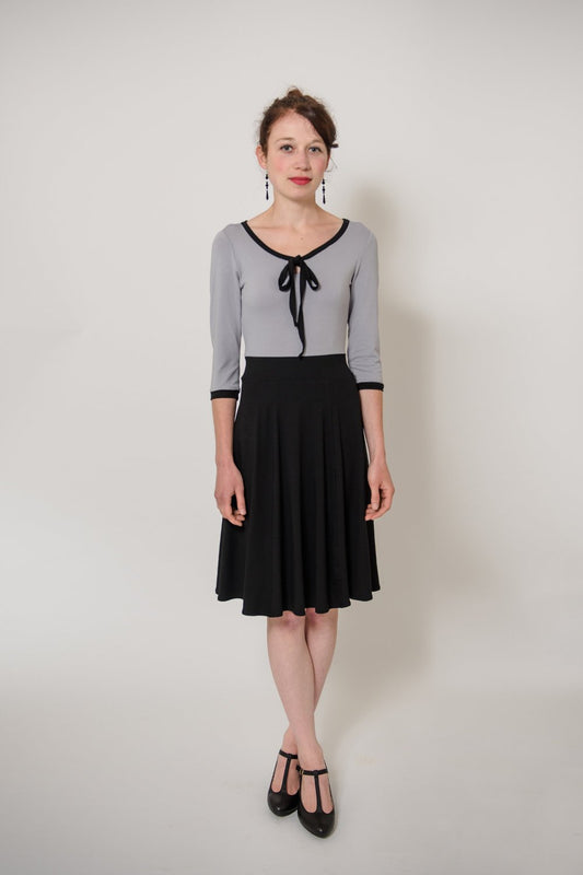 Schluppenkleid aus weichem Jersey in schwarz und blau