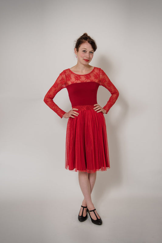 Tüllkleid in dramatischem Rot mit feiner Spitze