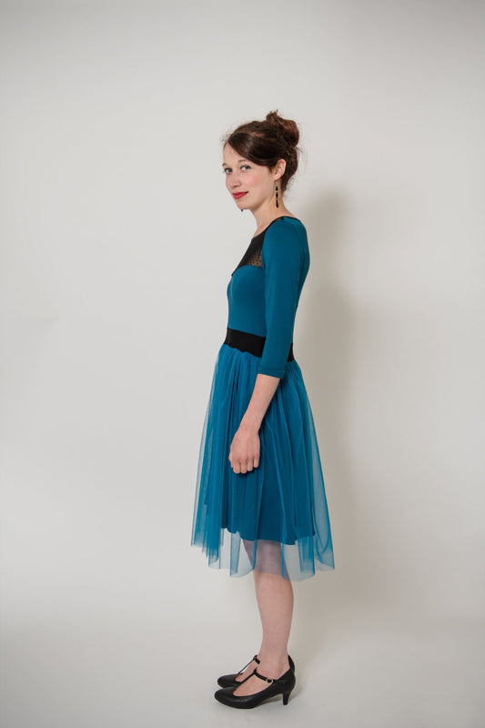 Tüllkleid in Petrol mit schwarzem Pünktchentüll