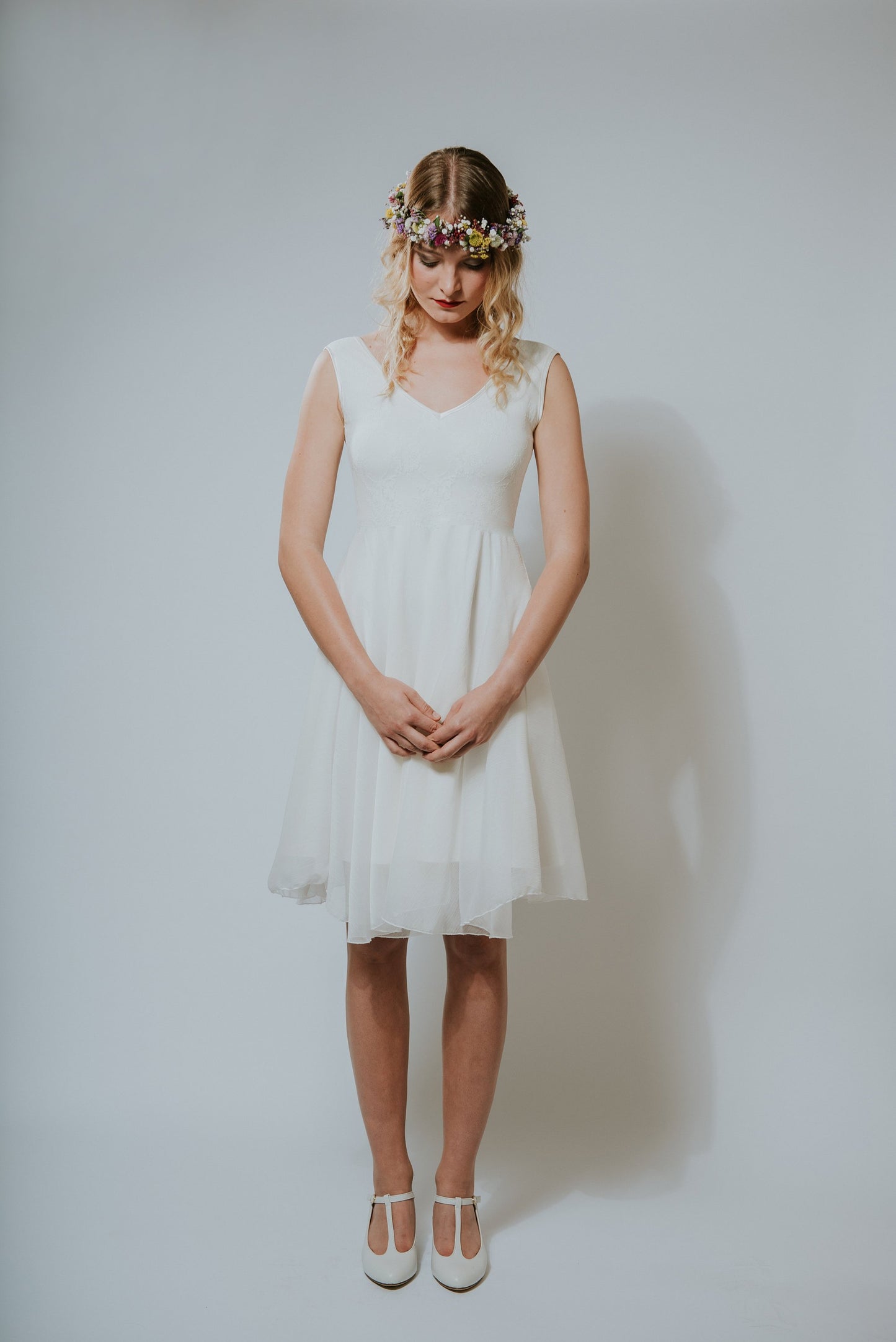 Kurzes Brautkleid aus Spitze und Chiffon