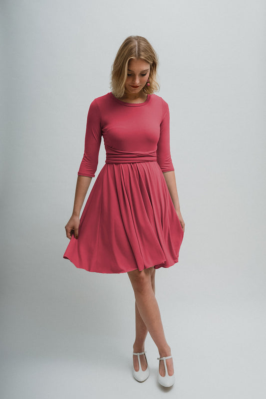 Jerseykleid mit femininem Schnitt in Himbeer