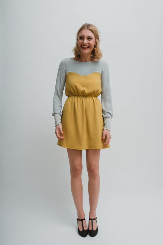 Crèpekleid mit Taillenraffung und Colourblocking