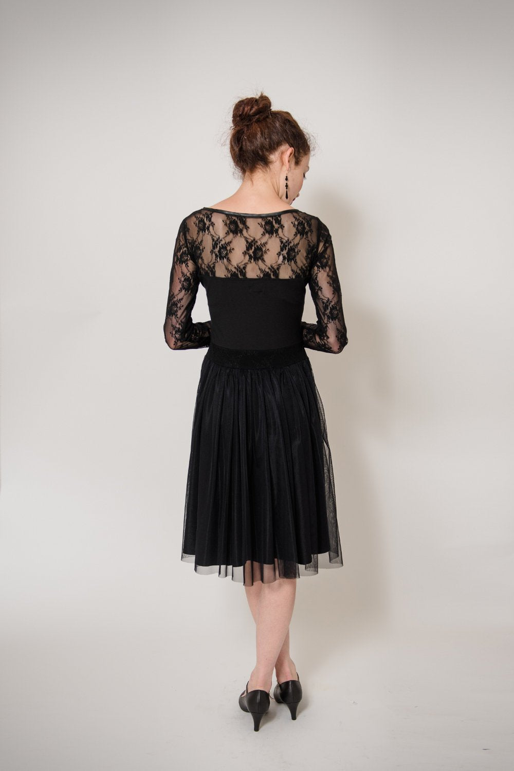 Tüllkleid mit schwarzer Spitze