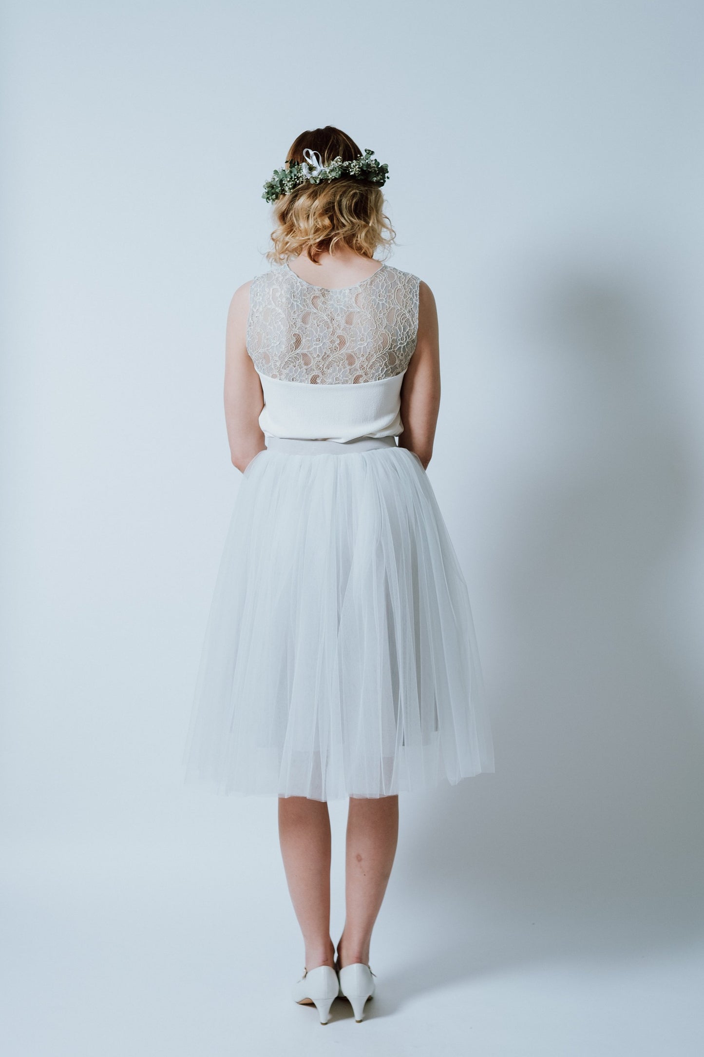 Kurzes Brautkleid mit eisblauem petticoatartigem Tüllrock