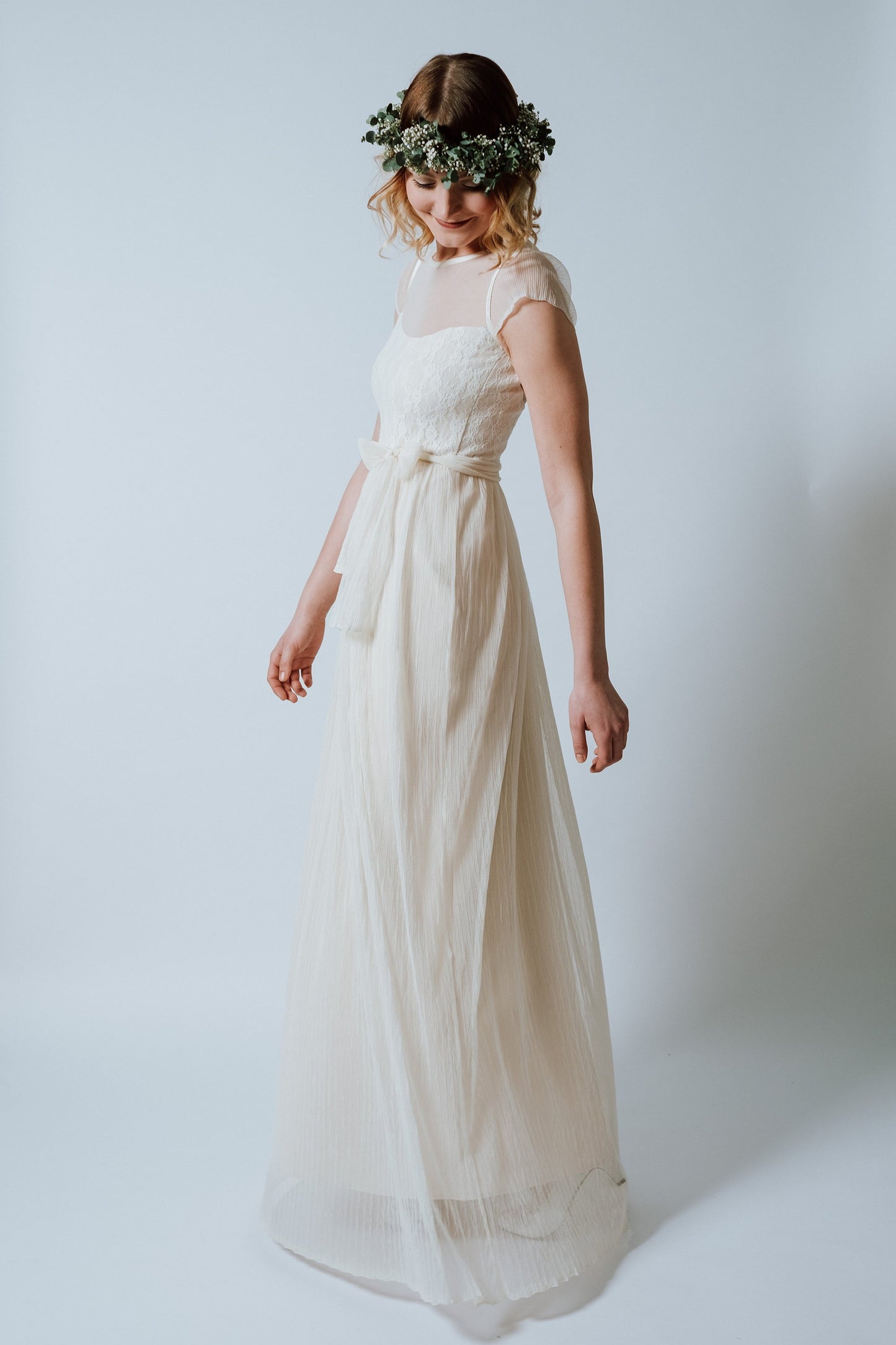 Cremefarbenes, bodenlanges Boho-Brautkleid