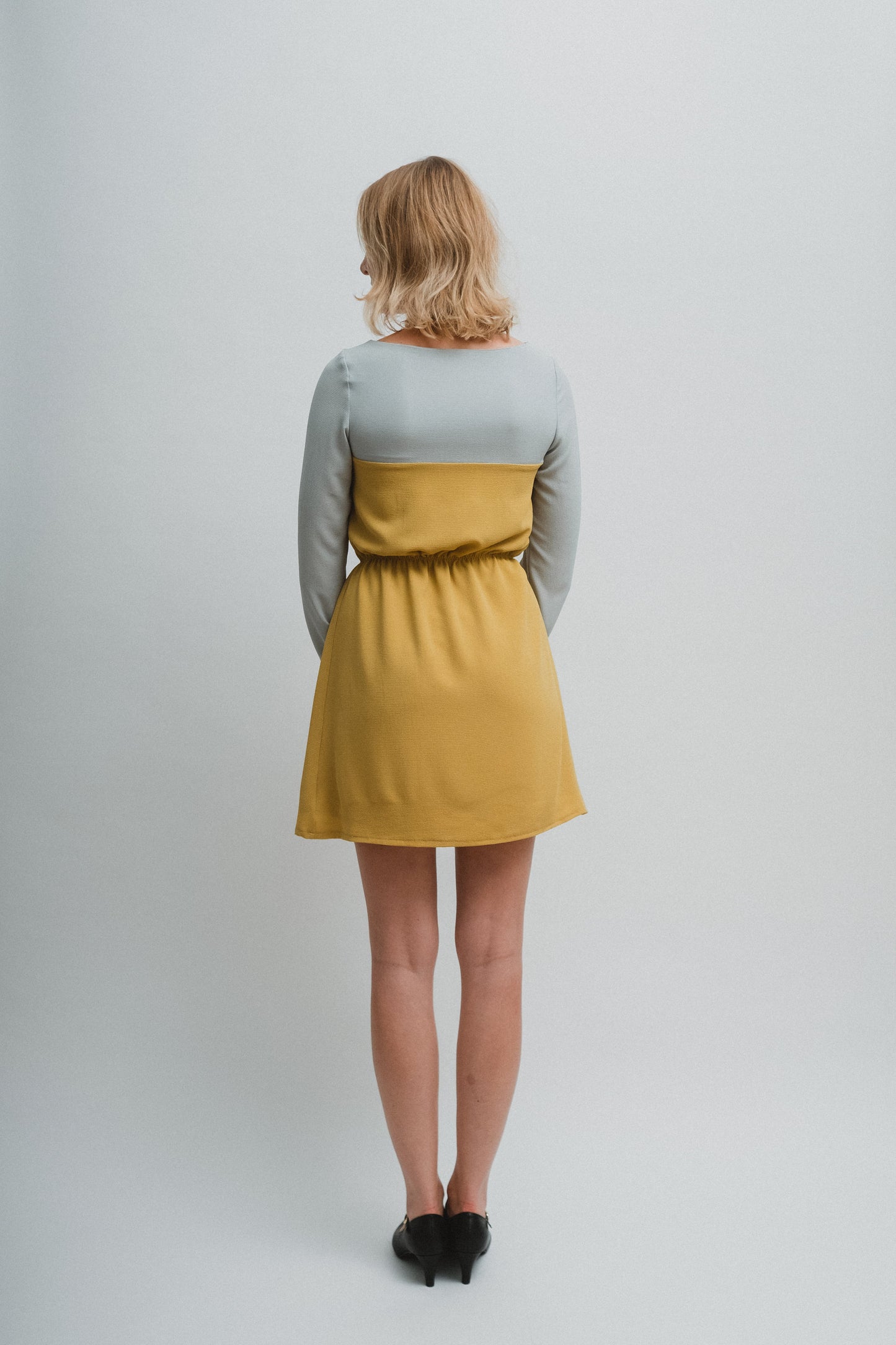 Crèpekleid mit Taillenraffung und Colourblocking