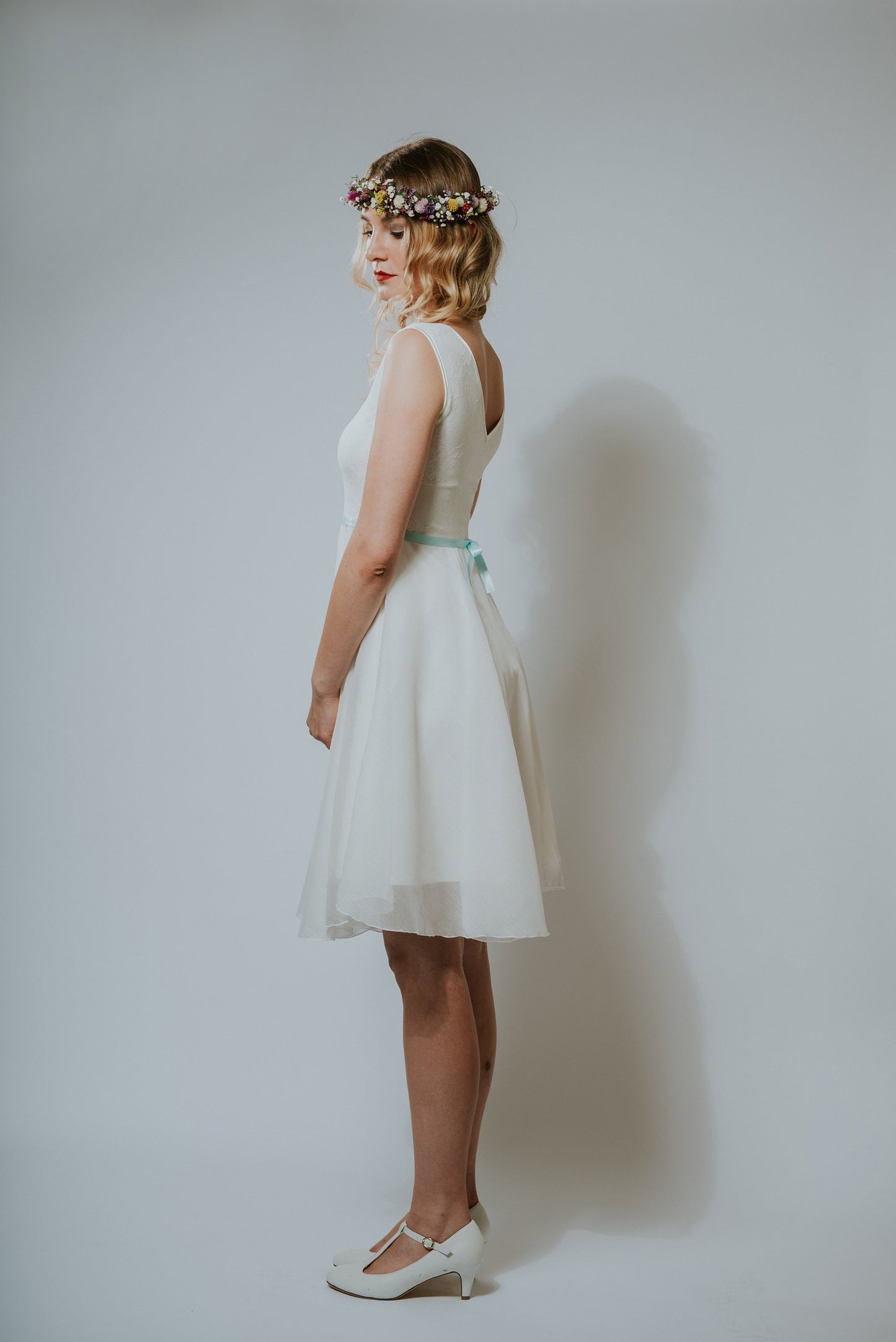 Kurzes Brautkleid aus Spitze und Chiffon