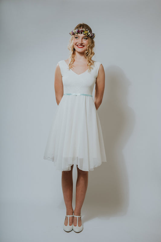 Kurzes Brautkleid aus Spitze und Chiffon
