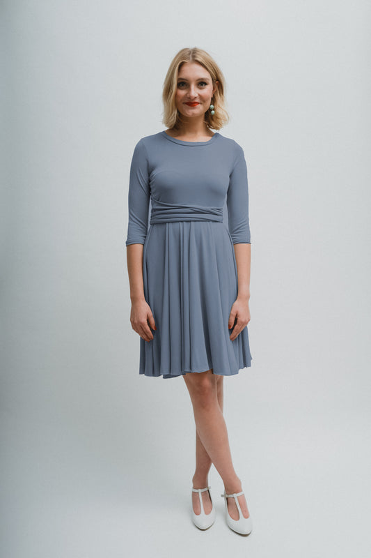 Jerseykleid mit femininem Schnitt in Jeansblau