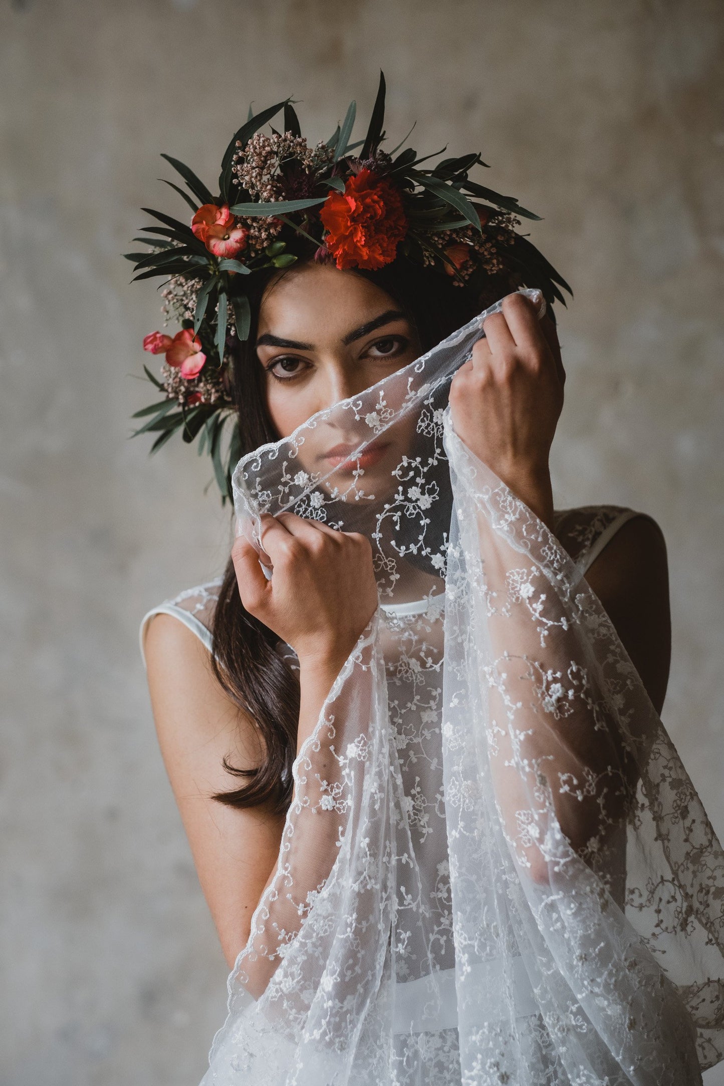 Bodenlanges Boho Brautkleid mit filigraner Blütenspitze
