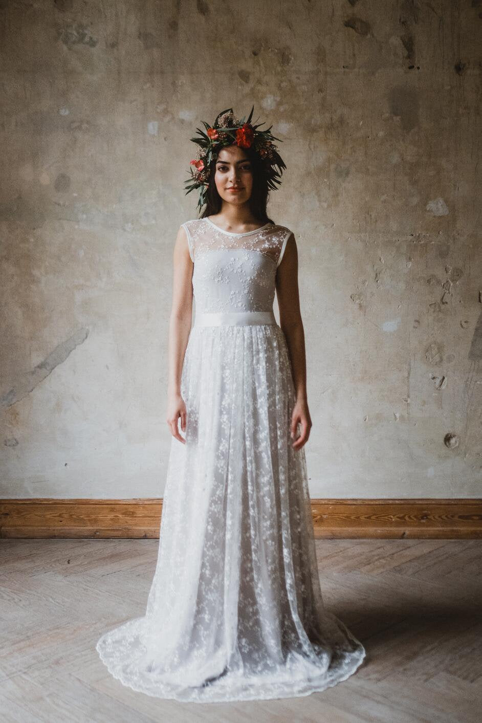 Bodenlanges Boho Brautkleid mit filigraner Blütenspitze