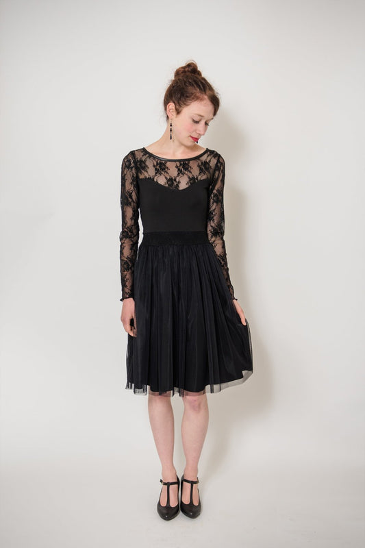 Tüllkleid mit schwarzer Spitze