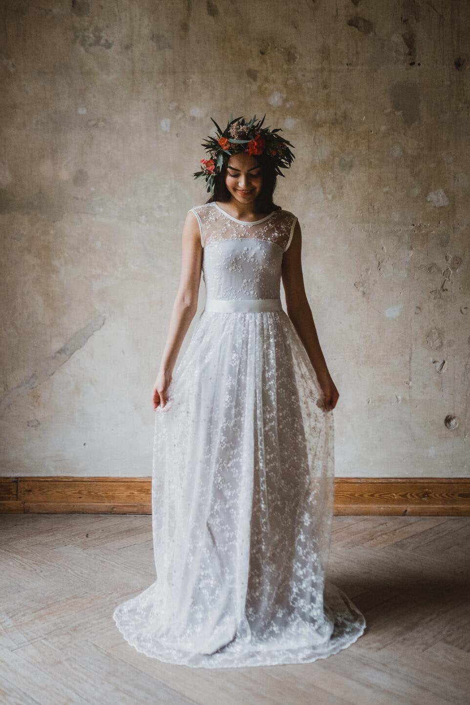 Bodenlanges Boho Brautkleid mit filigraner Blütenspitze