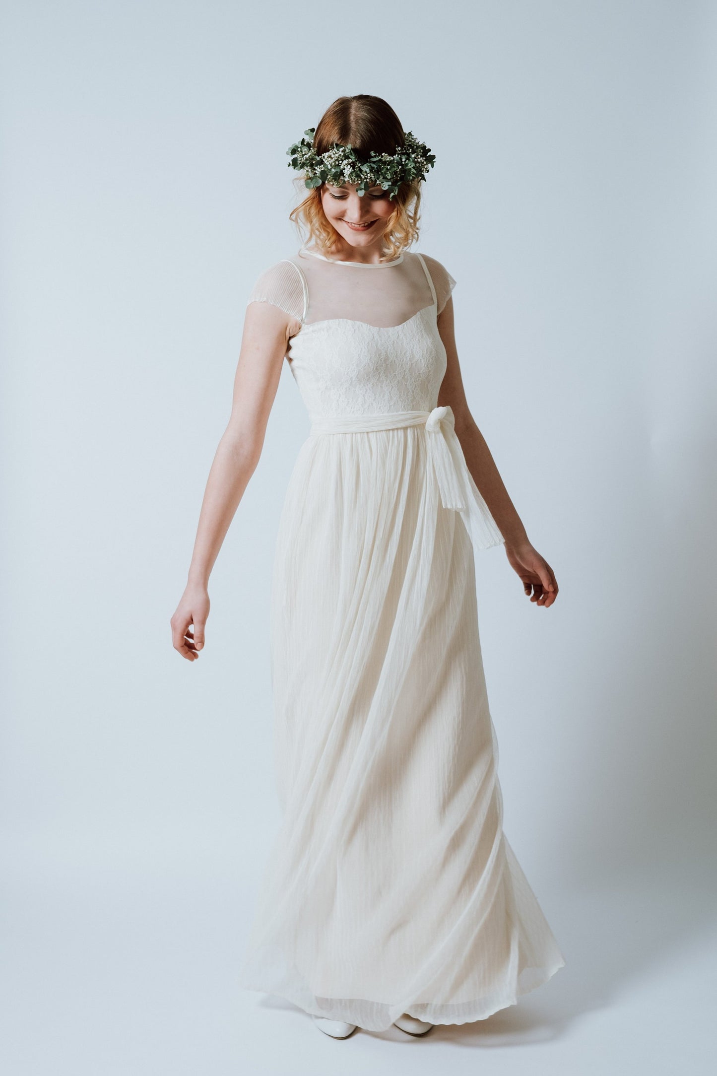 Cremefarbenes, bodenlanges Boho-Brautkleid