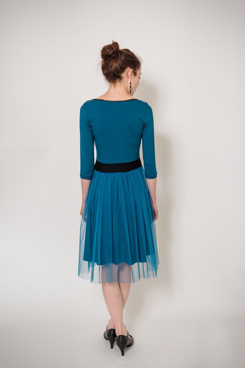 Tüllkleid in Petrol mit schwarzem Pünktchentüll