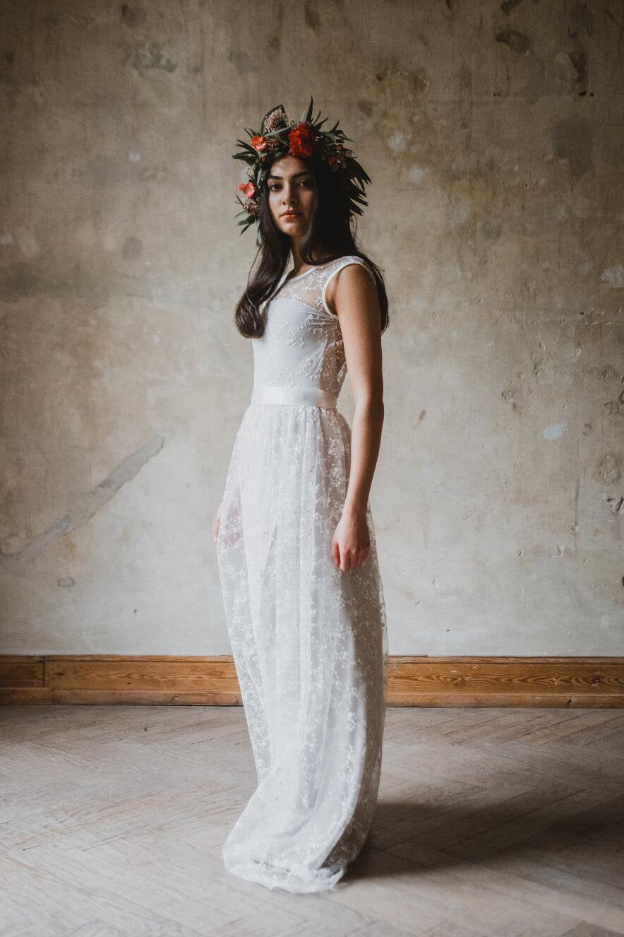 Bodenlanges Boho Brautkleid mit filigraner Blütenspitze