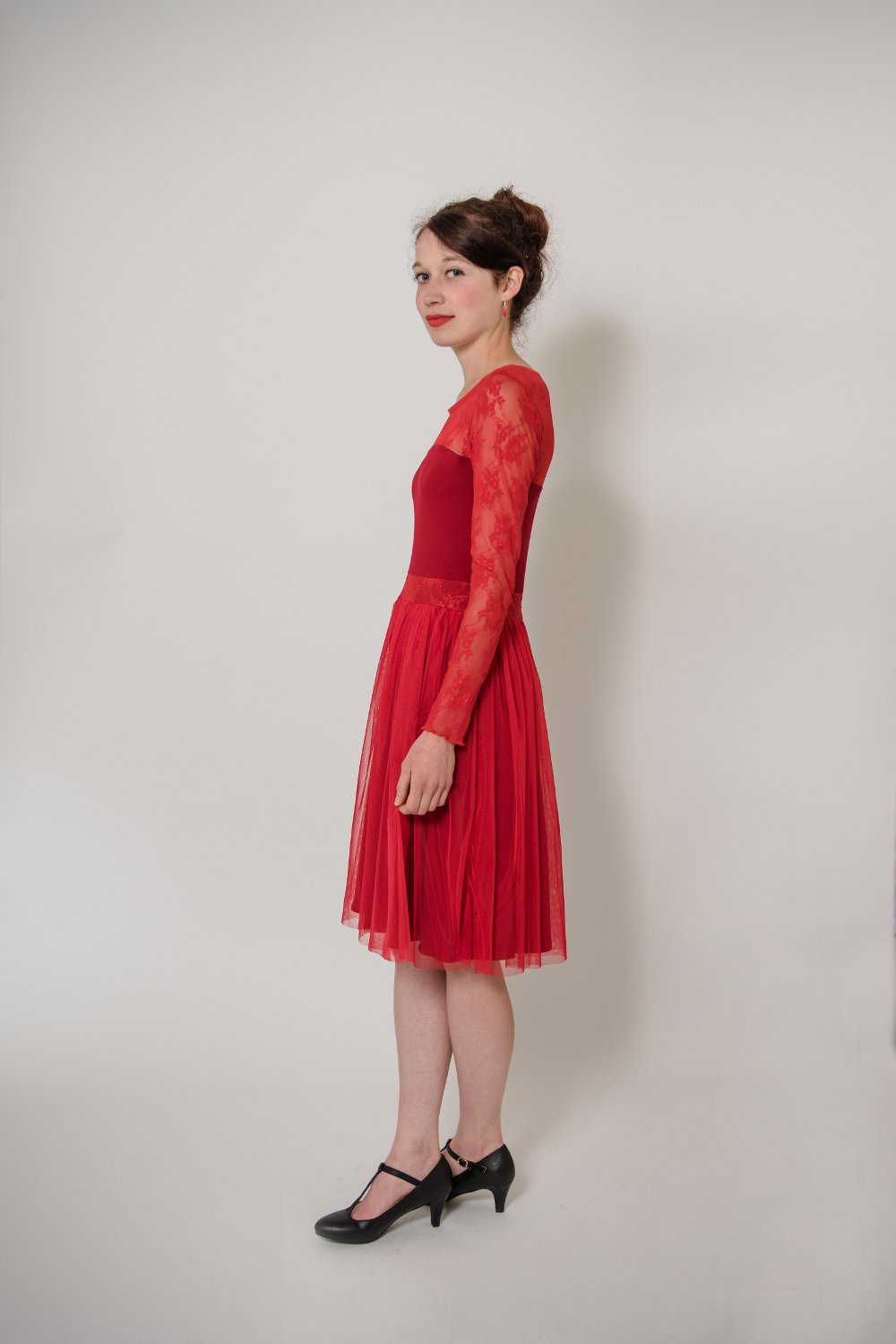 Tüllkleid in dramatischem Rot mit feiner Spitze