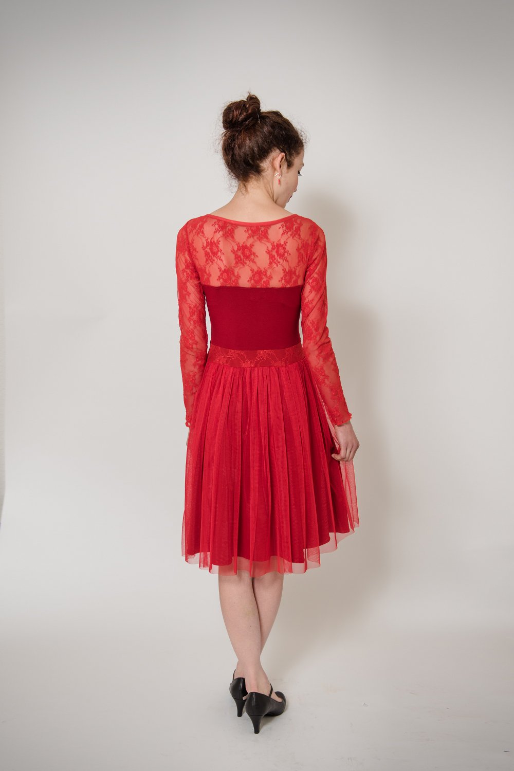 Tüllkleid in dramatischem Rot mit feiner Spitze