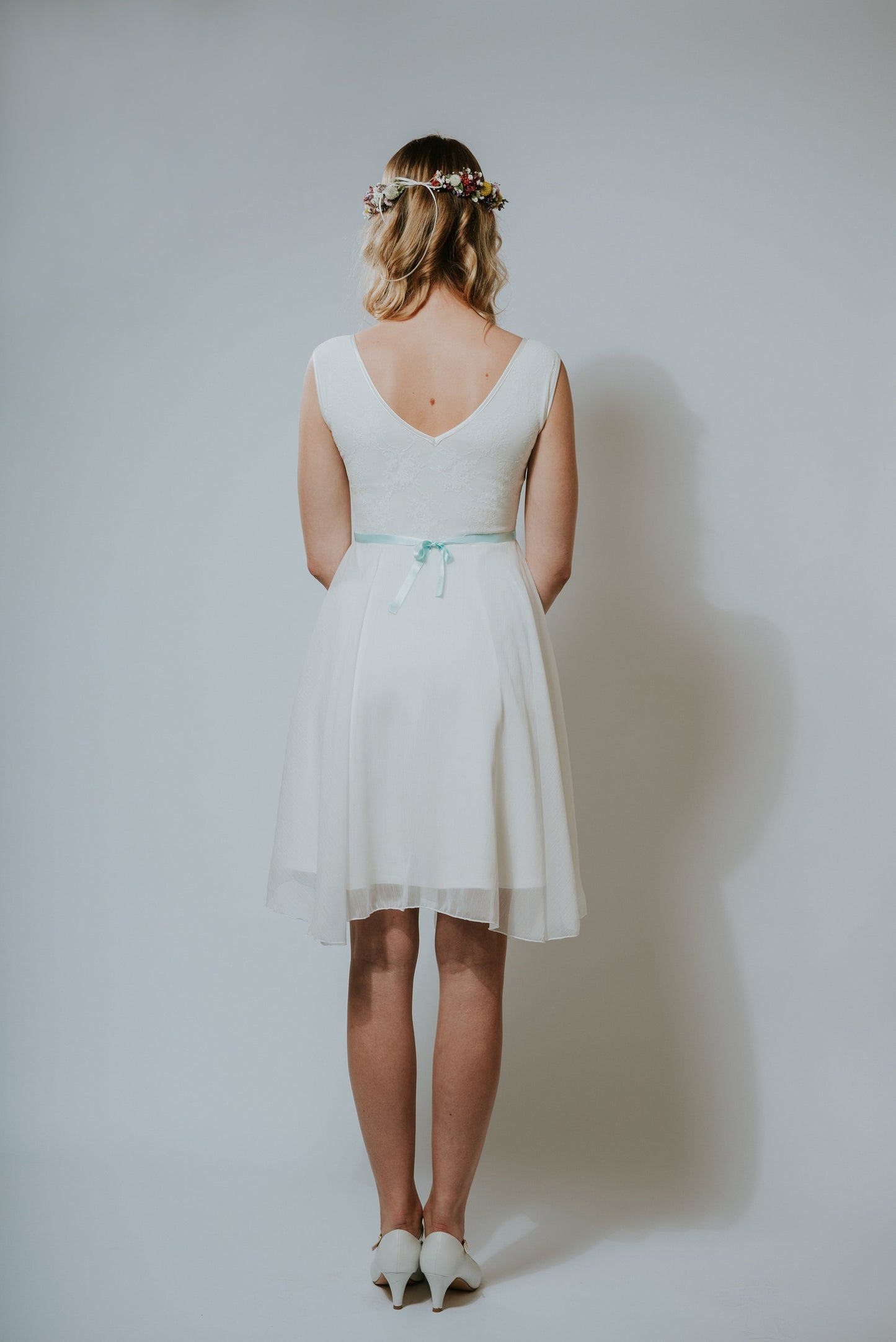 Kurzes Brautkleid aus Spitze und Chiffon