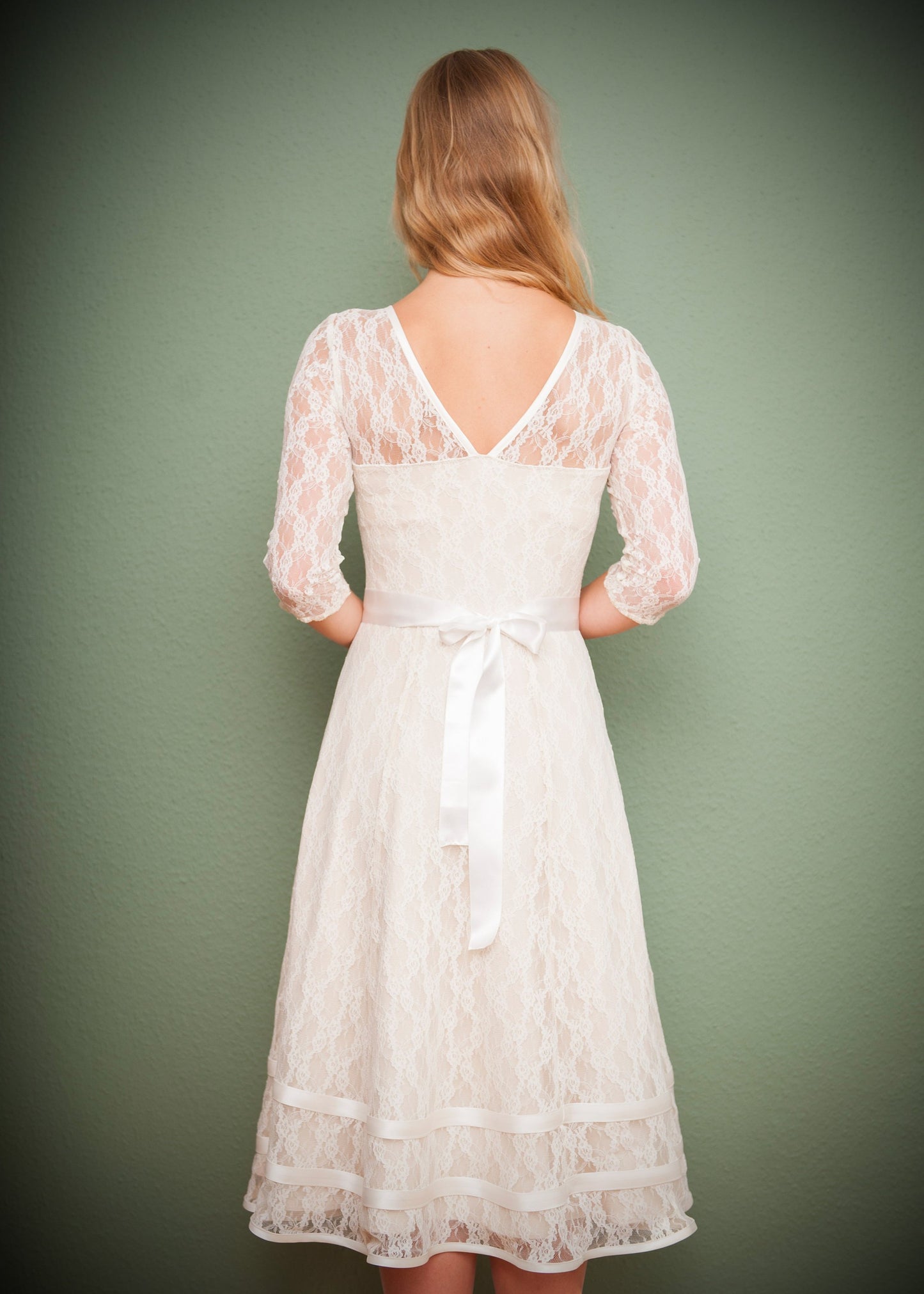 Zartes Midi Brautkleid in fließender A-Linie mit langen Spitzenärmeln und V-Ausschnitt