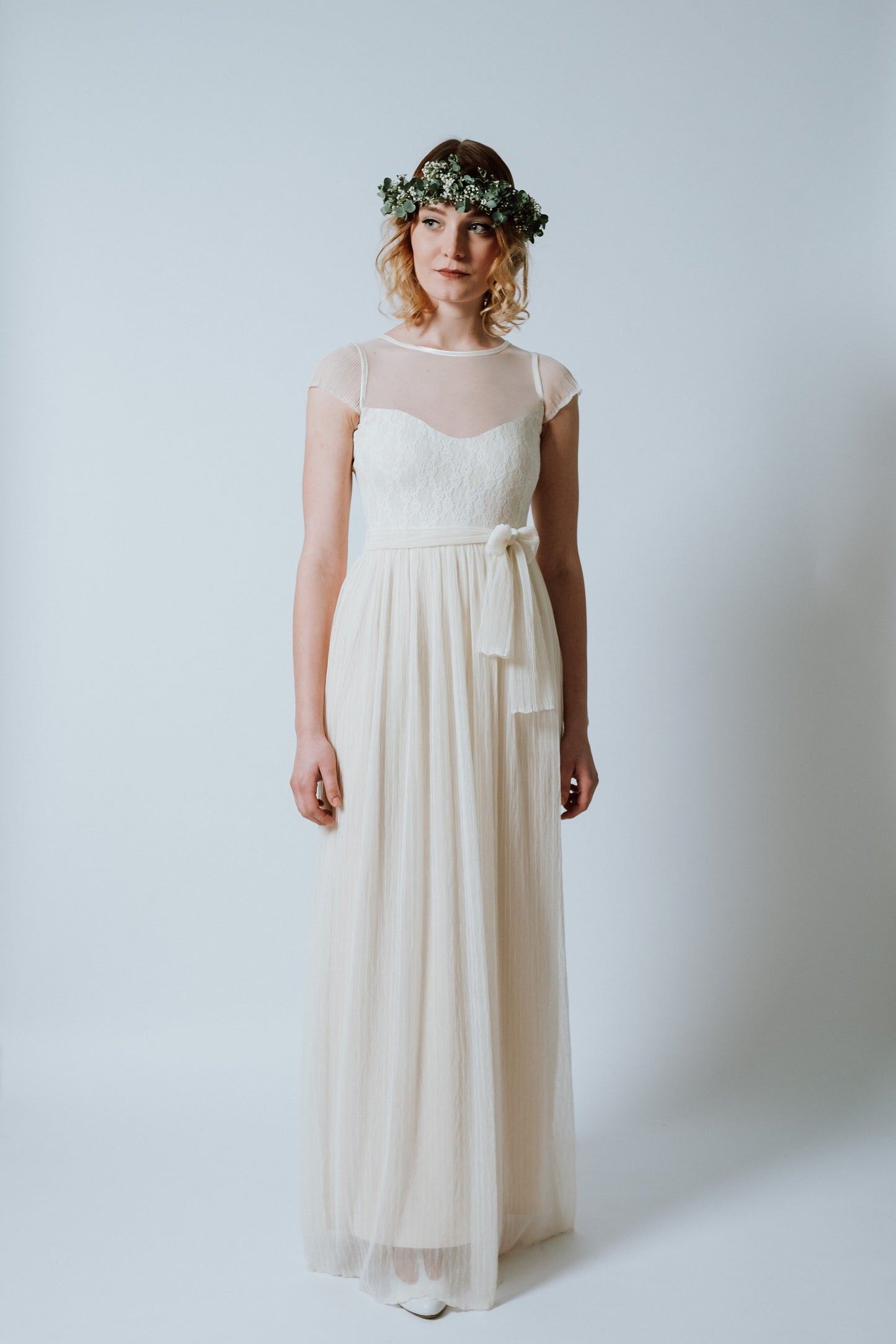 Cremefarbenes, bodenlanges Boho-Brautkleid