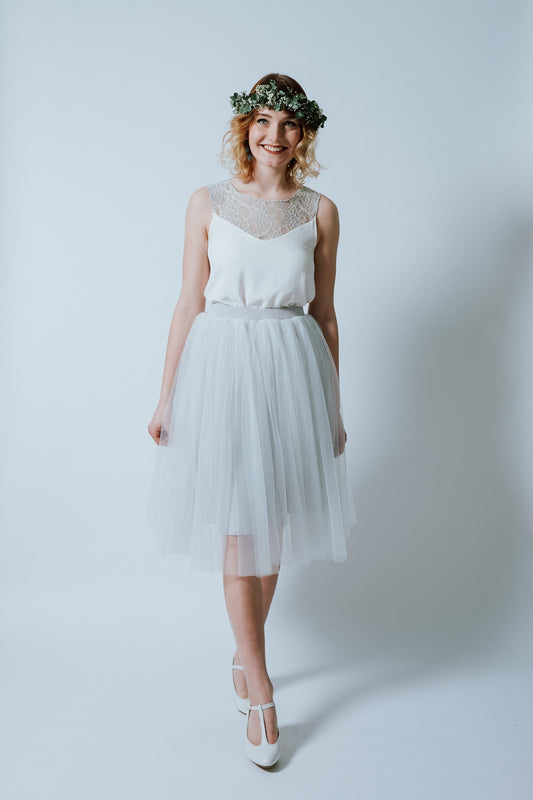 Kurzes Brautkleid mit eisblauem petticoatartigem Tüllrock