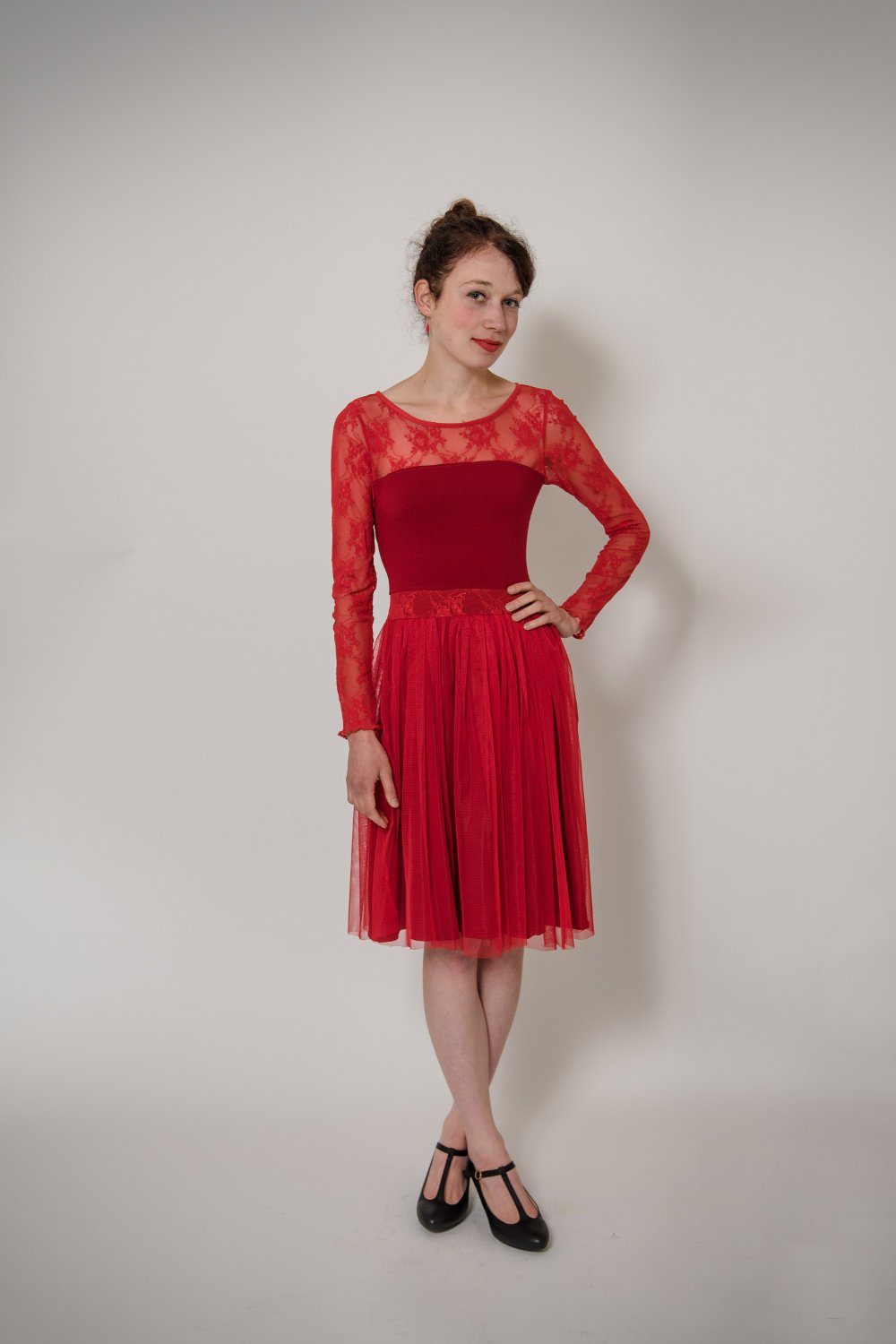 Tüllkleid in dramatischem Rot mit feiner Spitze