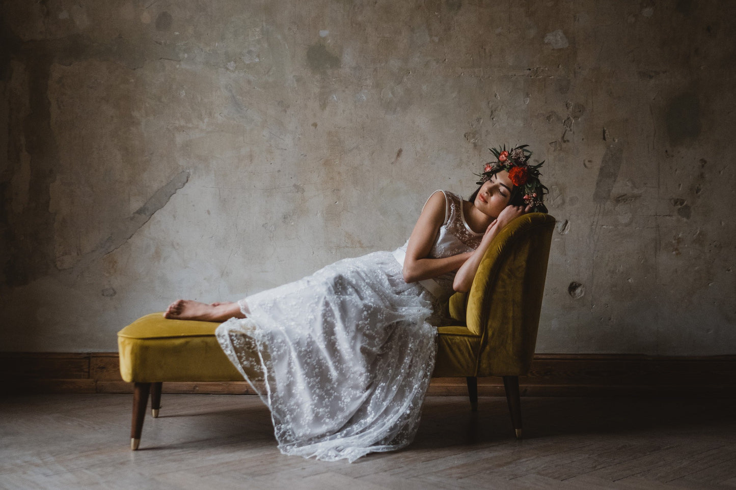 Bodenlanges Boho Brautkleid mit filigraner Blütenspitze