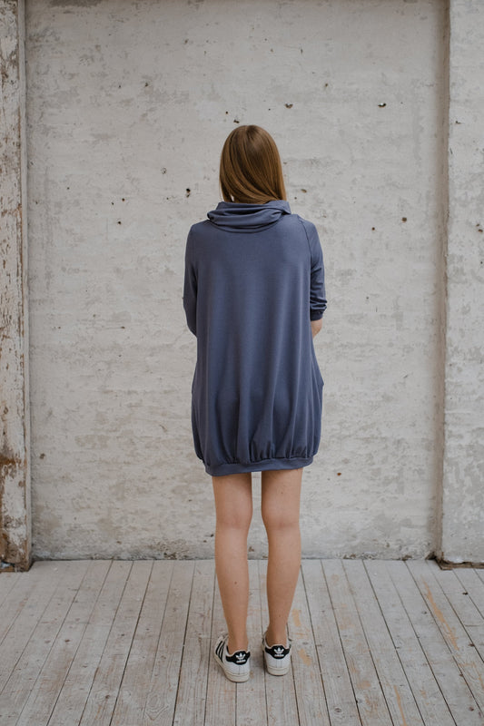 Lässiges Sweatshirtkleid mit Wasserfallkragen