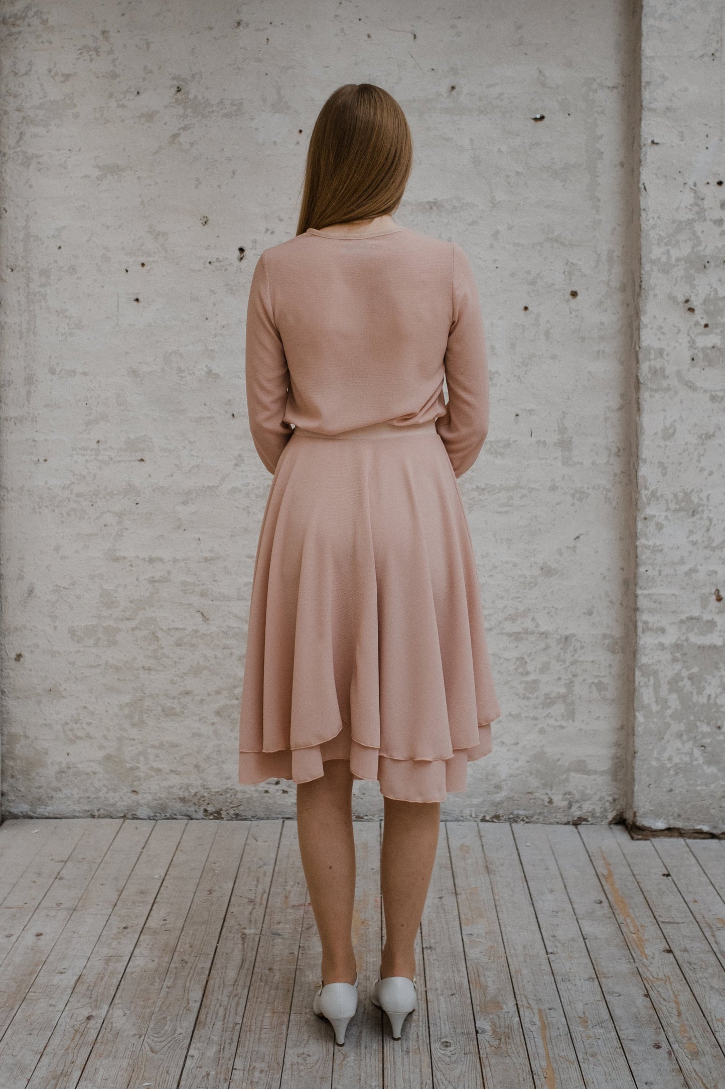 Schwingendes Crepèkleid mit zweilagigem Tellerock und Schluppenbluse