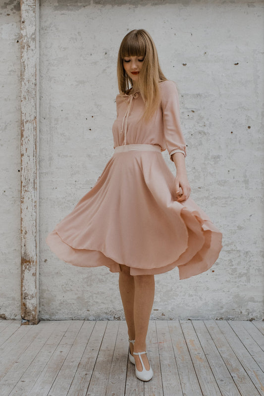 Schwingendes Crepèkleid mit zweilagigem Tellerock und Schluppenbluse