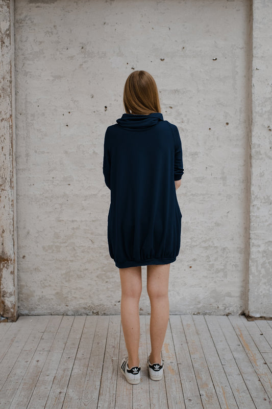 Lässiges Sweatshirtkleid mit Wasserfallkragen