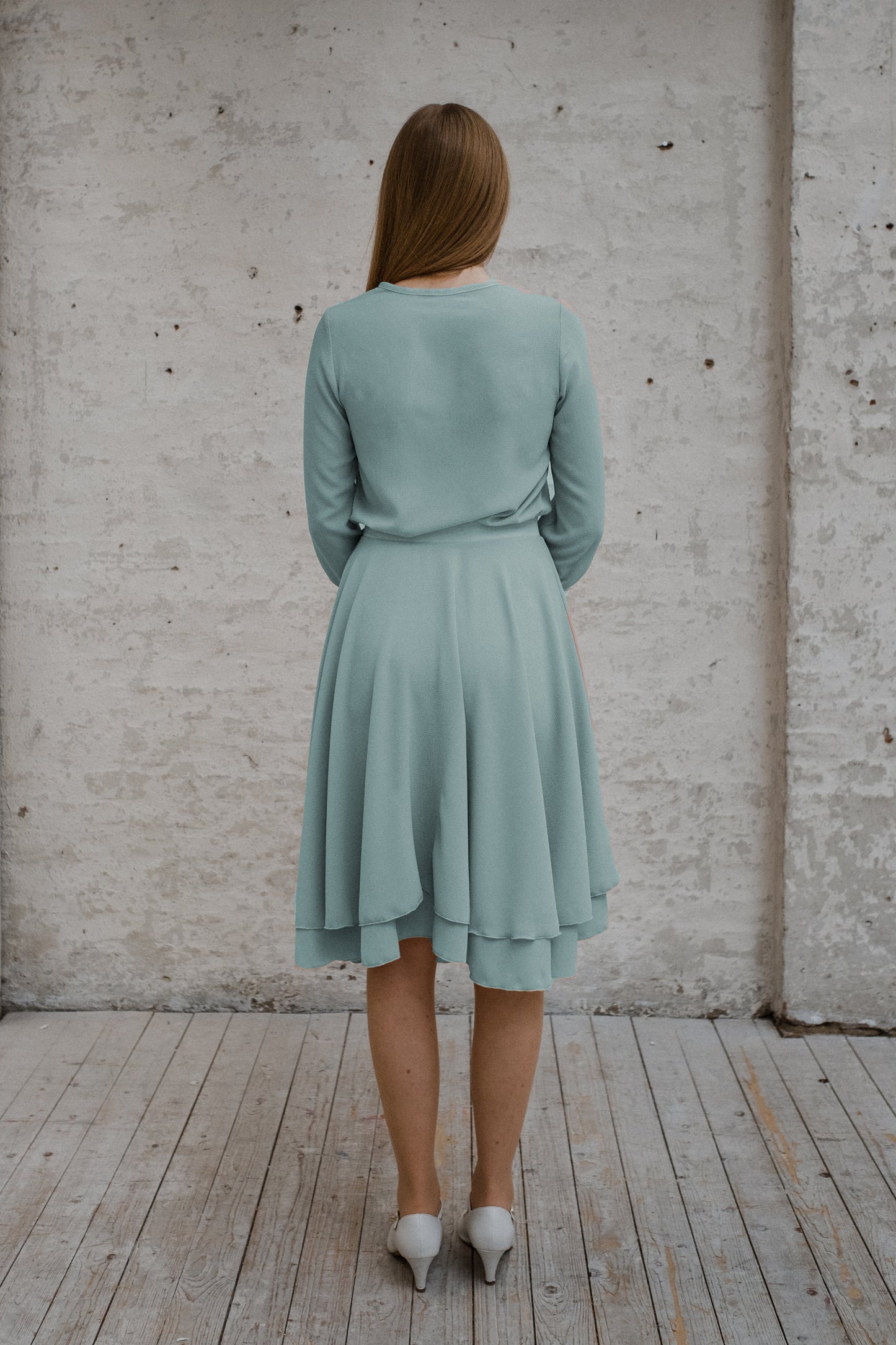 Schwingendes Crepèkleid mit zweilagigem Tellerock und Schluppenbluse