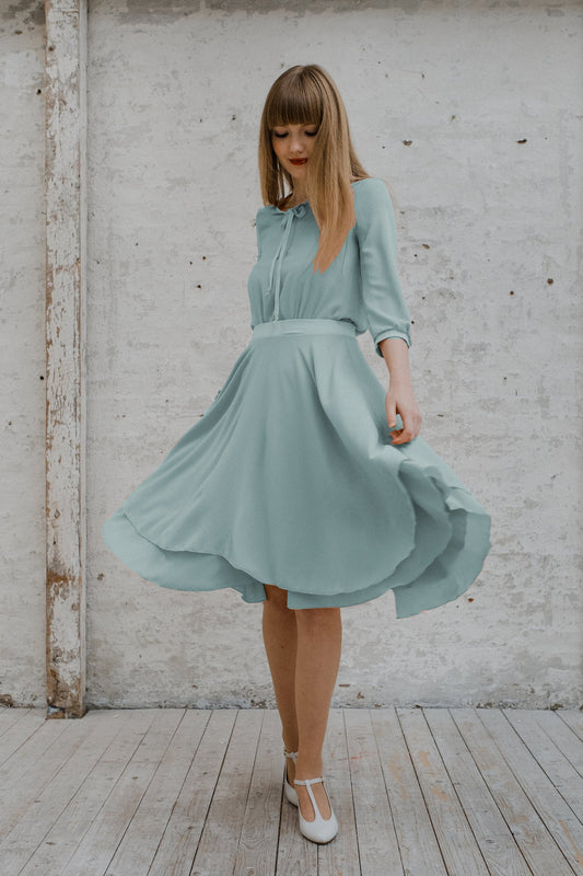 Schwingendes Crepèkleid mit zweilagigem Tellerock und Schluppenbluse