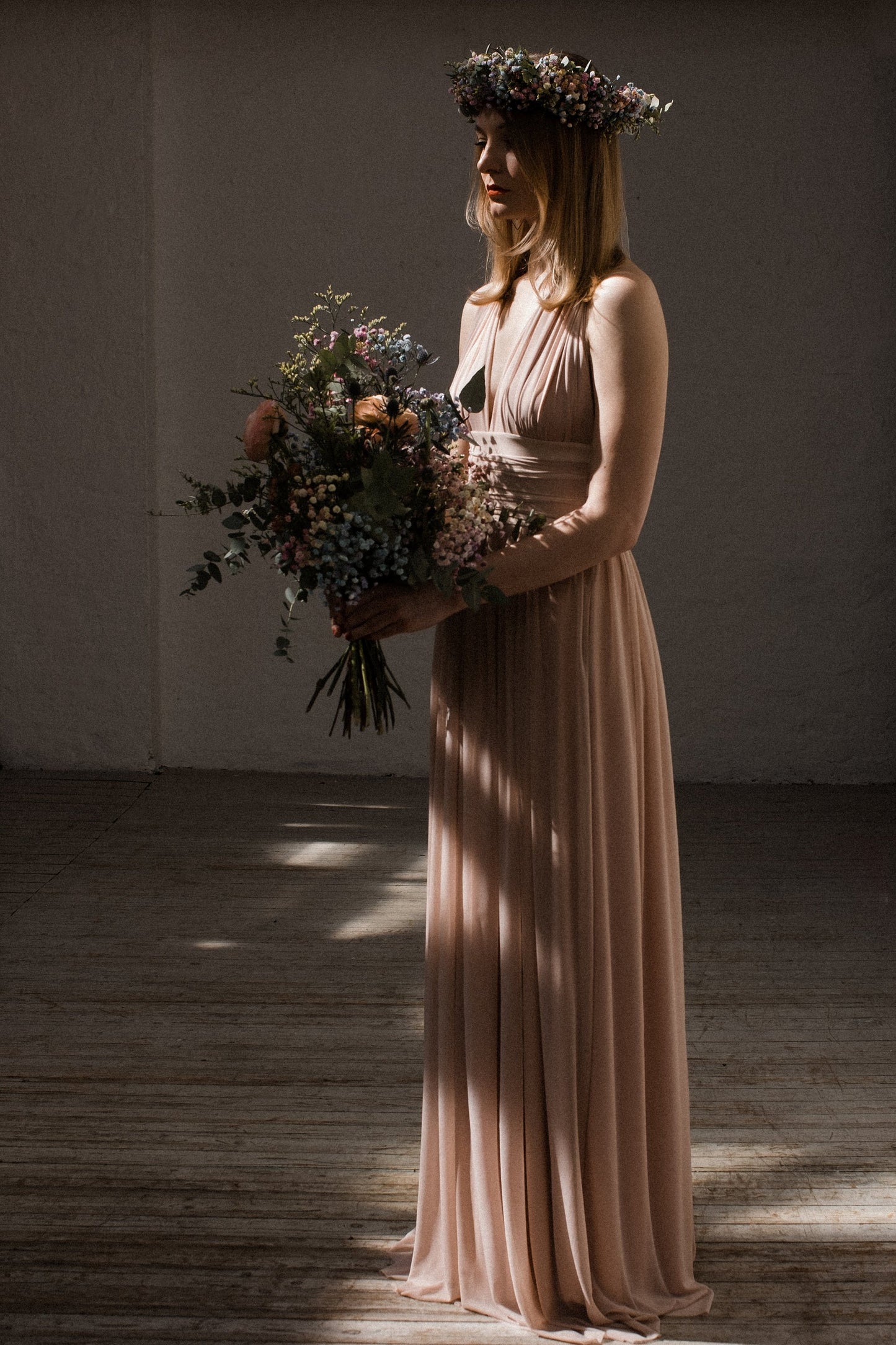 Bodenlanges Blush Brautleid mit feinmaschigem rosé Tüll